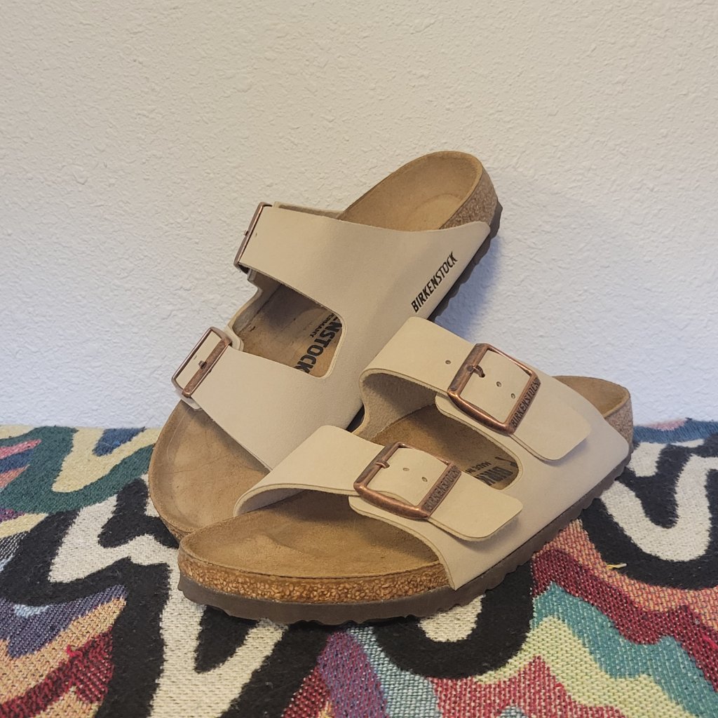 Latte Cream Arizona Leather Birkenstocks Size 8 Womens (Narrow)